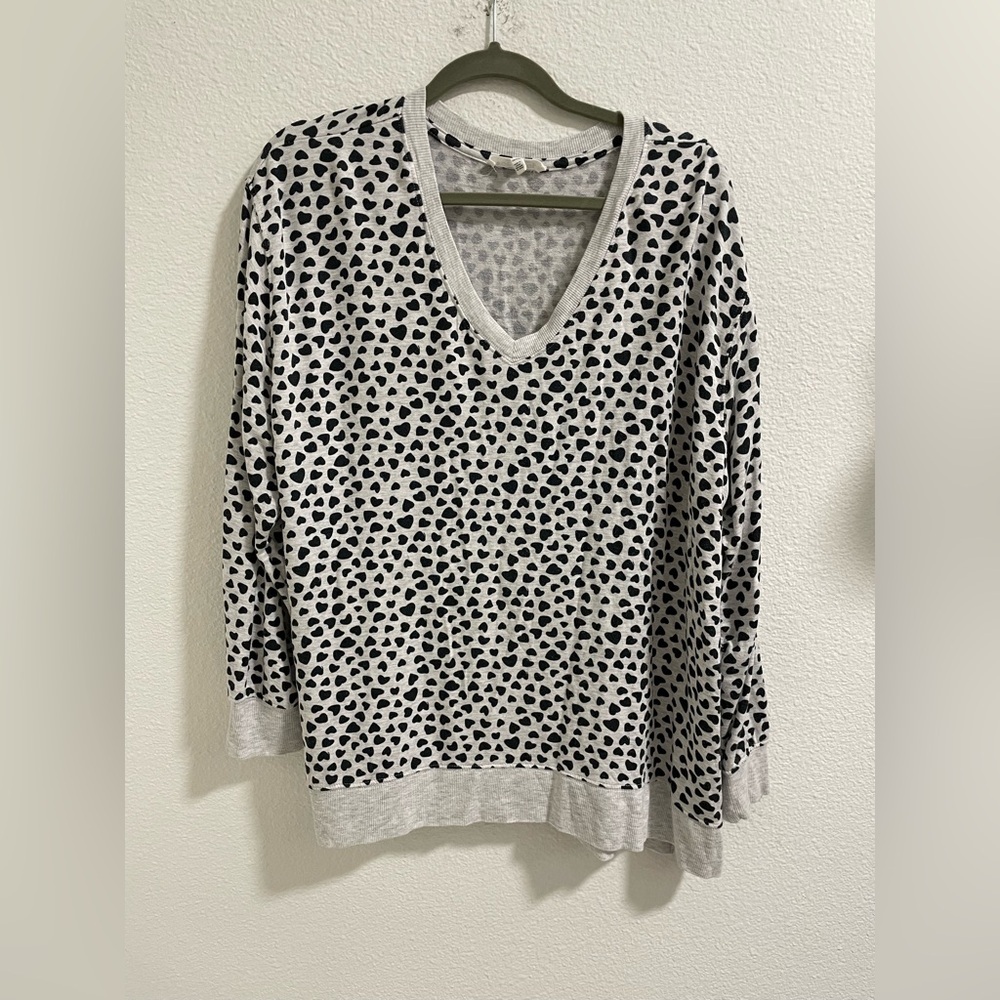 Workshop Chic Gray Sweater with Black Heart Design